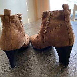 Ladies short boots